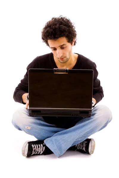 Jovem estudante do sexo masculino trabalhando com laptop, isolado em branco — Fotografia de Stock