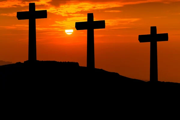 해질녘 산 꼭대기에 십자가 실루엣 — 스톡 사진
