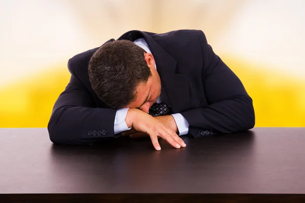 Уставший бизнесмен спит на столе в офисе — стоковое фото