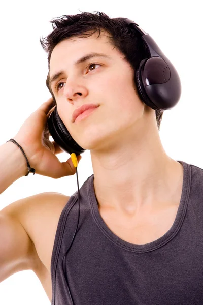 Молодой человек слушает музыку, изолированную на белом — стоковое фото