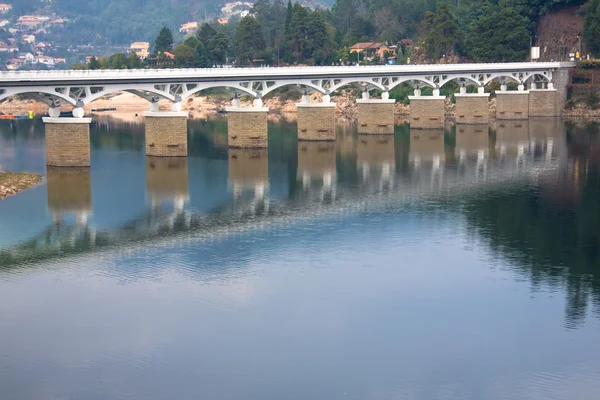 Most w parku narodowym geres, na północ od Portugalii — Zdjęcie stockowe