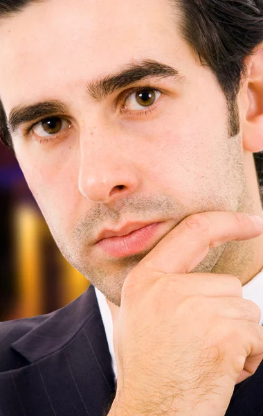 Close up retrato de um jovem homem de negócios com o prédio de escritórios — Fotografia de Stock