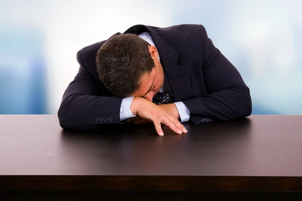 Fáradt érett üzleti ember alszik a pultnál, a Hivatal — Stock Fotó