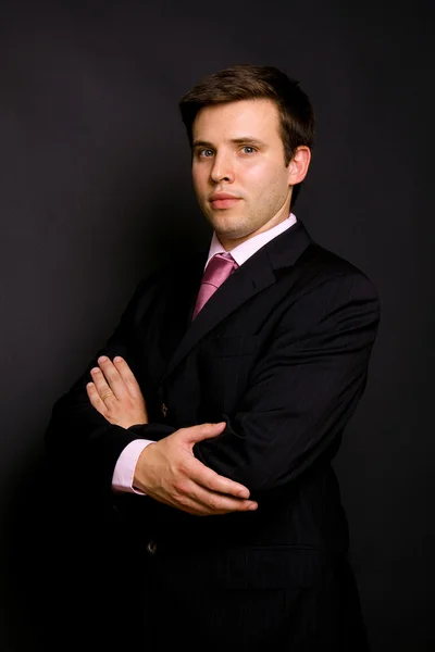 Portrait de jeune homme d'affaires sur fond noir — Photo