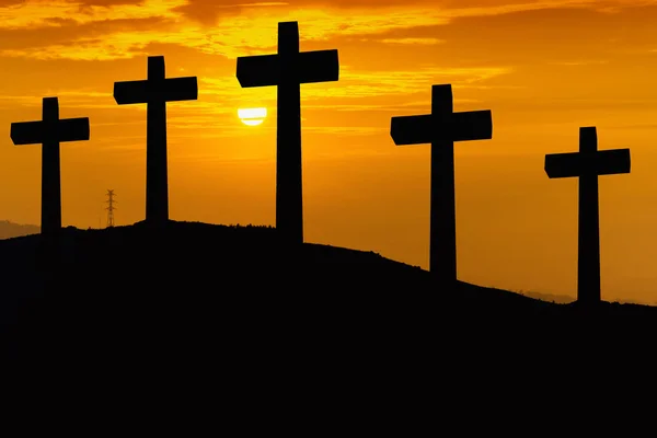 Crosses silhouette in the top of a mountain at sunset — Stock Photo, Image