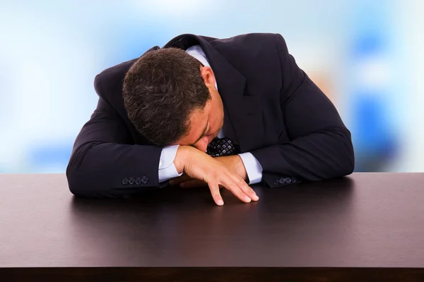累了成熟的业务男子睡在办公室的桌子上 — 图库照片