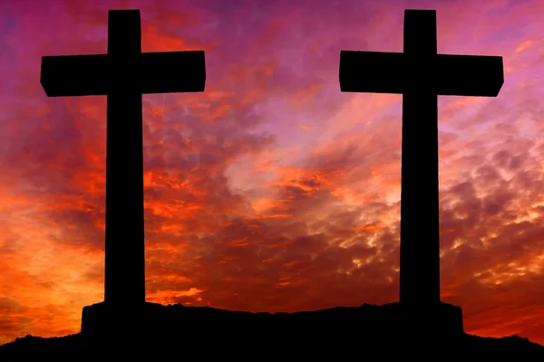 일몰에 극적인 하늘 위에 십자가 실루엣 — 스톡 사진