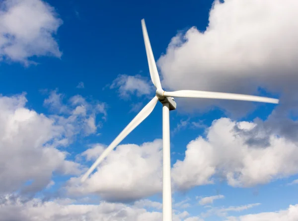 Windturbine met blauwe hemel als achtergrond — Stockfoto
