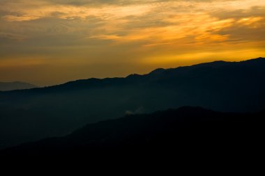 geres Milli Parkı kuzeyinde Portekiz günbatımında Dağları