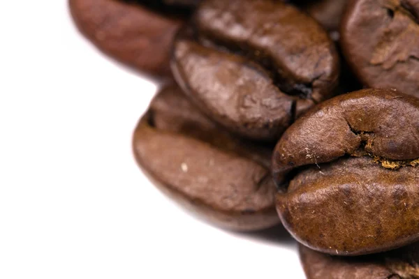Makroaufnahme von Kaffeebohnen, isoliert auf weiß — Stockfoto