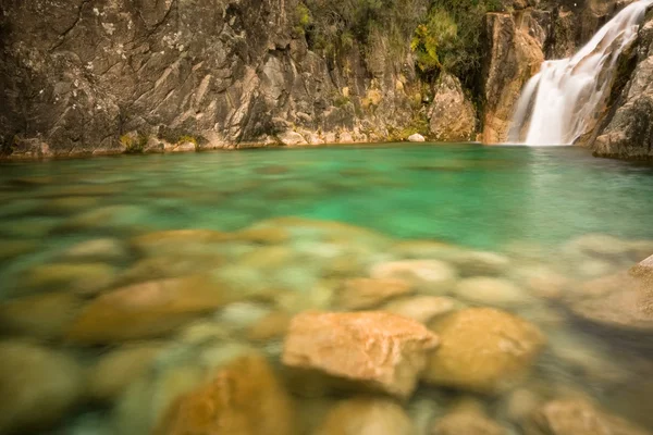国立公園で、ポルトガルの美しい滝 — ストック写真