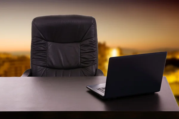 Ordenador portátil en un escritorio dentro de una oficina moderna —  Fotos de Stock