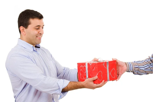 Casual adam bir hediye alır. — Stok fotoğraf