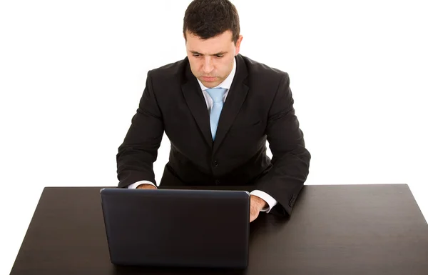 Homem de negócios trabalhando em um laptop — Fotografia de Stock
