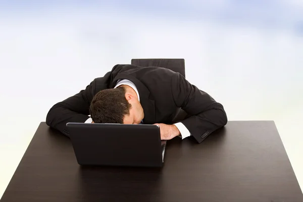 Joven hombre de negocios durmiendo en el escritorio —  Fotos de Stock
