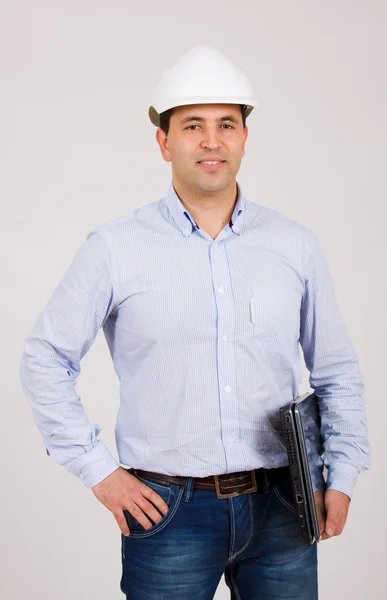 Beyaz şapka ile mühendis ve dizüstü bilgisayar — Stok fotoğraf