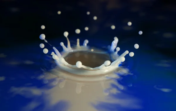 Latte spruzzando formando una corona . — Foto Stock