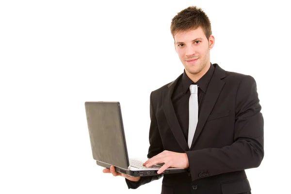 Jovem homem de negócios de pé com laptop — Fotografia de Stock