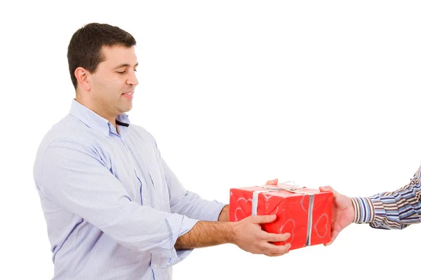 Casual man ontvangt een geschenk — Stockfoto