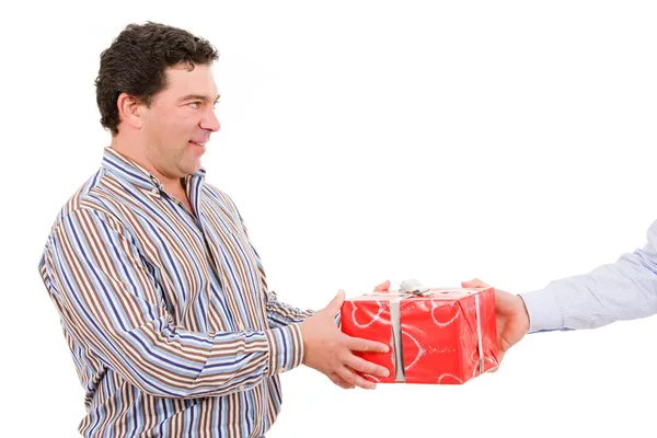 Щасливий зрілий чоловік отримує подарунок — стокове фото