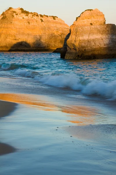 Gyönyörű algarve beach napnyugtakor, — Stock Fotó
