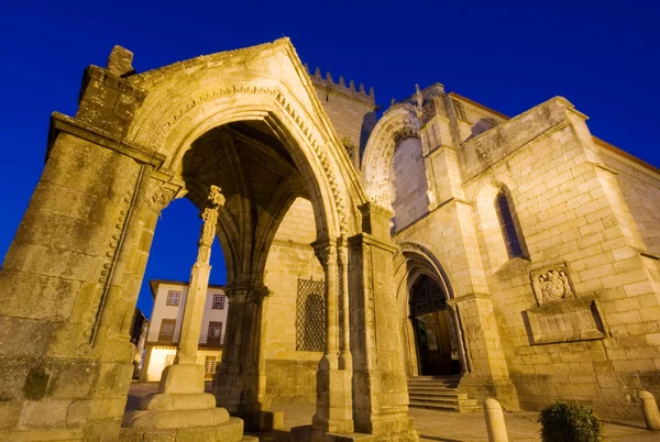 Monumento e uma antiga igreja em Guimarães — Fotografia de Stock