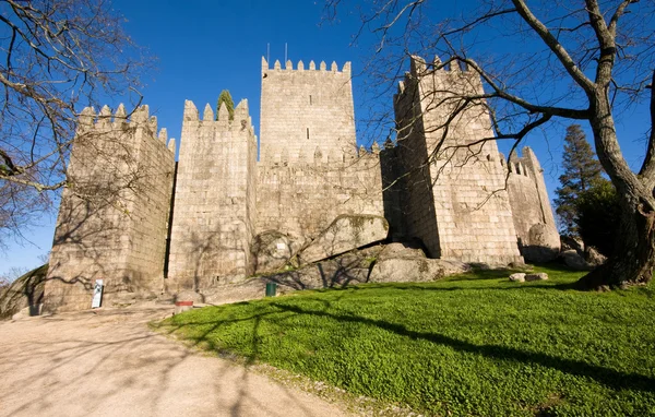 Zamek Guimarães i pobliski park — Zdjęcie stockowe
