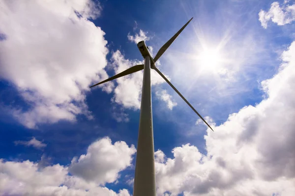 Turbin Wiatrowych Nad Chmury Wypełnione Błękitne Niebo Alternatywnego Źródła Energii — Zdjęcie stockowe