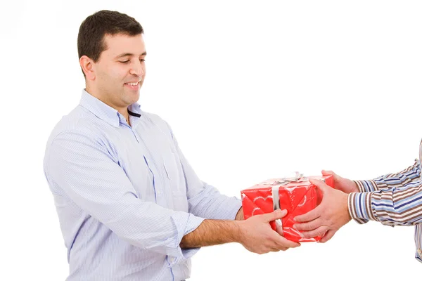 Felice giovane uomo casual riceve un regalo — Foto Stock