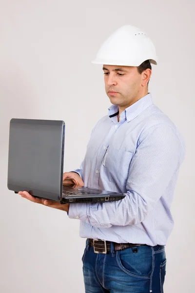 工程师戴着帽子在笔记本电脑中工作 — 图库照片