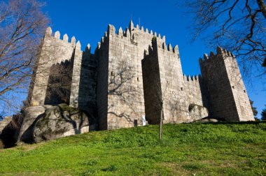 Guimaraes Kalesi ve çevresindeki park, Kuzey Portekiz.