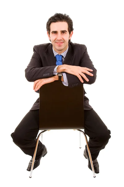 Ganzkörperporträt eines jungen Geschäftsmannes, der auf einem Stuhl sitzt. Isol — Stockfoto