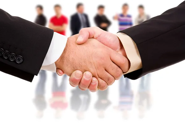 Nahaufnahme von Geschäftsleuten, die sich die Hände schütteln und eine Einigung erzielen — Stockfoto