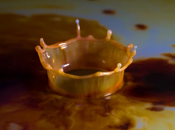 Multi Colore Liquido Splash Formando Una Corona — Foto Stock