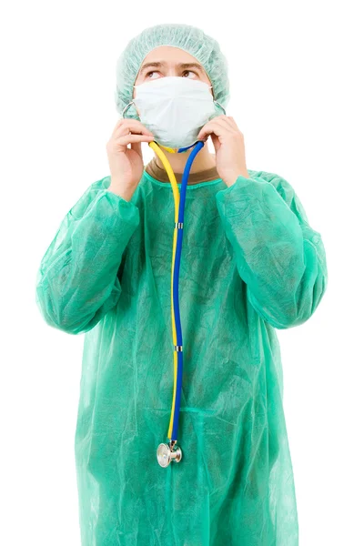 Хирург со стетоскопом изолирован на белом — стоковое фото