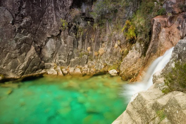 Air terjun indah di Taman Nasional Geres, sebelah utara Portugal — Stok Foto