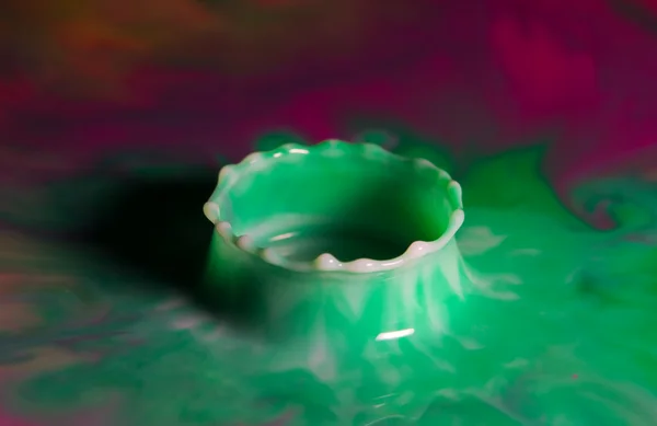 Multi Colore Liquido Splash Formando Una Corona — Foto Stock