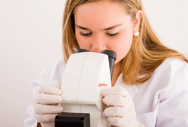 Close Uma Jovem Olhando Para Microscópio Laboratório — Fotografia de Stock