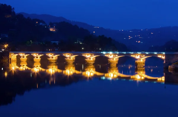 在晚上 葡萄牙北部 Geres 国家公园的桥梁 — 图库照片