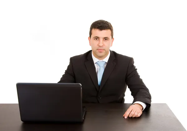 分離されたラップトップ コンピューターで作業する若いビジネス男性 — ストック写真