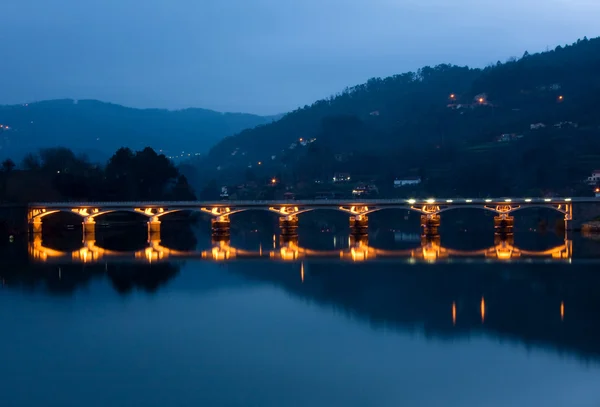 Мост Жереса Ночью Северу Португалии — стоковое фото