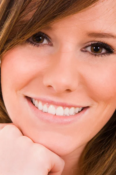 Closeup Portret Van Een Aantrekkelijke Lachende Jonge Vrouw — Stockfoto
