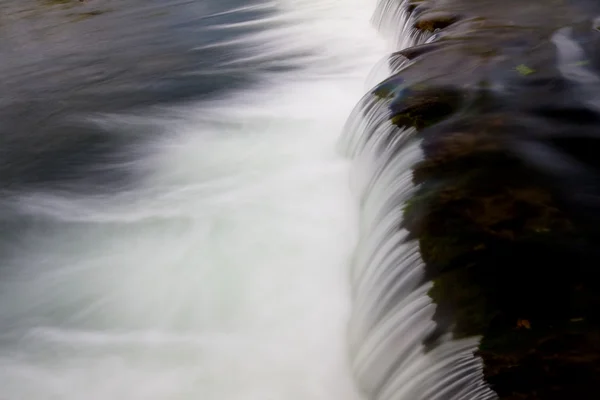 Cachoeira no parque nacional português — Fotografia de Stock