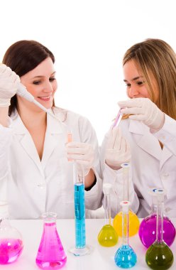 iki kadın bilim adamları laboratuarda çalışan bir tek