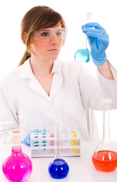 Zbliżenie Kobiety Naukowca Przeprowadzanie Eksperymentów Białym Tle — Zdjęcie stockowe