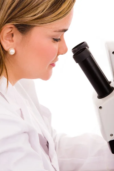 Портрет студента-медика, смотрящего через микроскоп в лаборе — стоковое фото