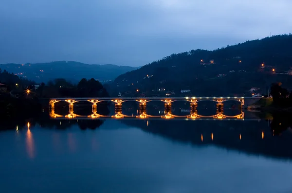 Brücke des geres nationalparks bei nacht, nördlich von portugal — Stockfoto