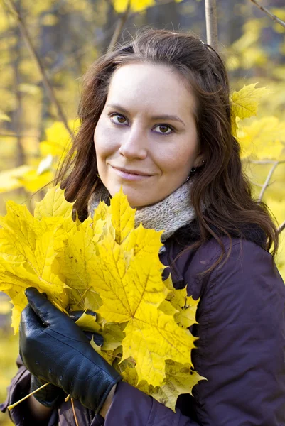 Sonbahar parkındaki genç kadın. — Stok fotoğraf