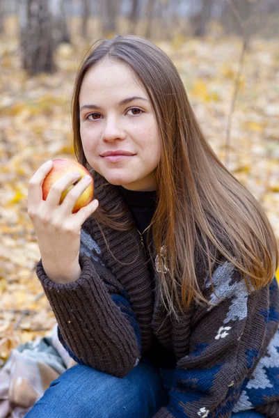 Portrait of brown-haired girl with apple — Stock Photo, Image