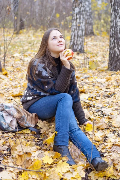 Retrato de menina de cabelos castanhos com maçã — Fotografia de Stock